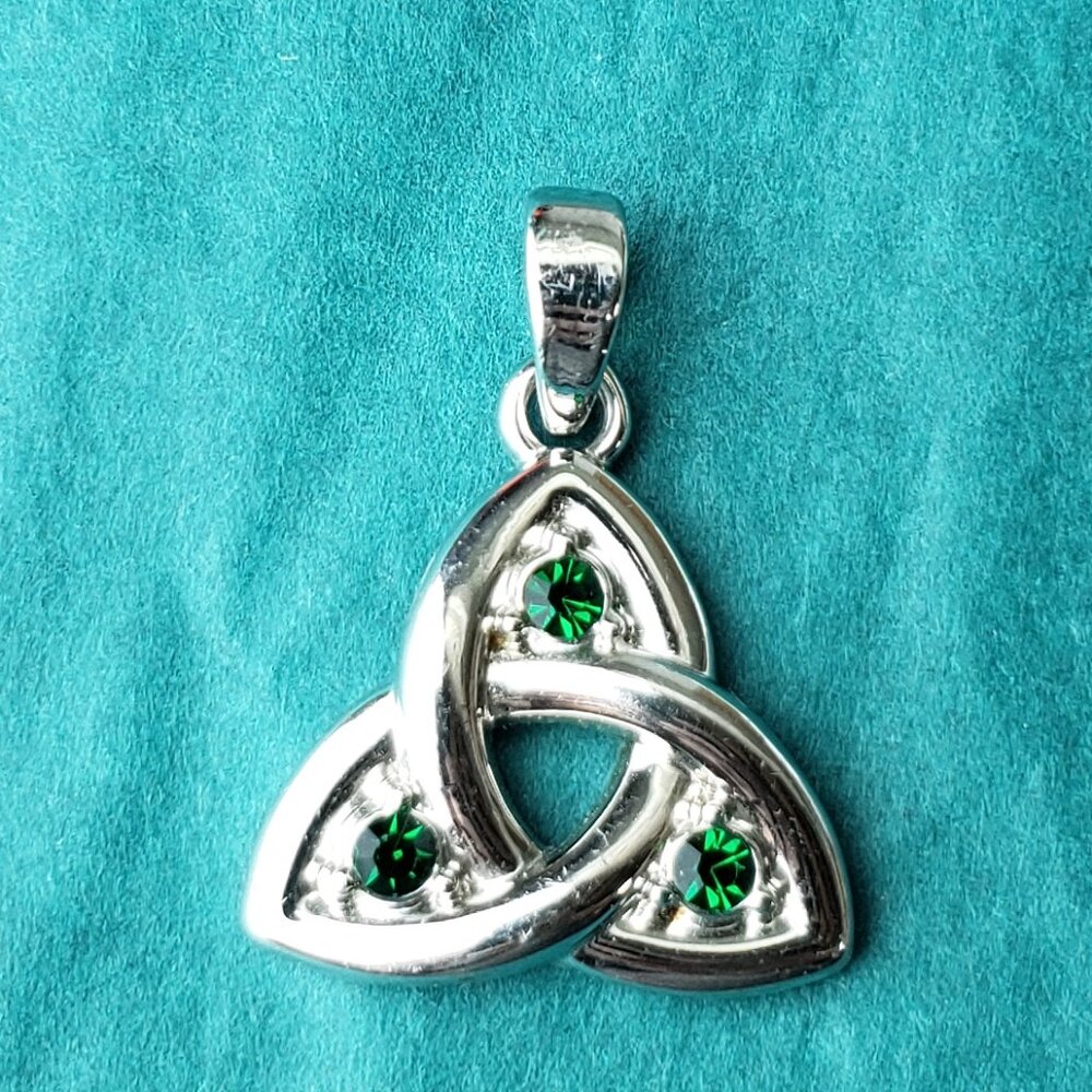 2/10$ Silver tone green crystal celtic triquetra pendant
